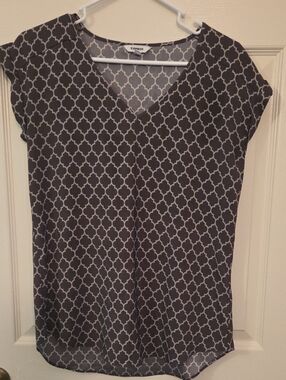 Express Women's Gray White Geometric V-Neck Blouse Shirt Size Small Petite